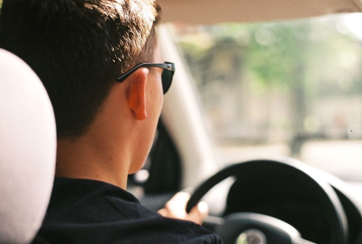 homme qui conduit une voiture