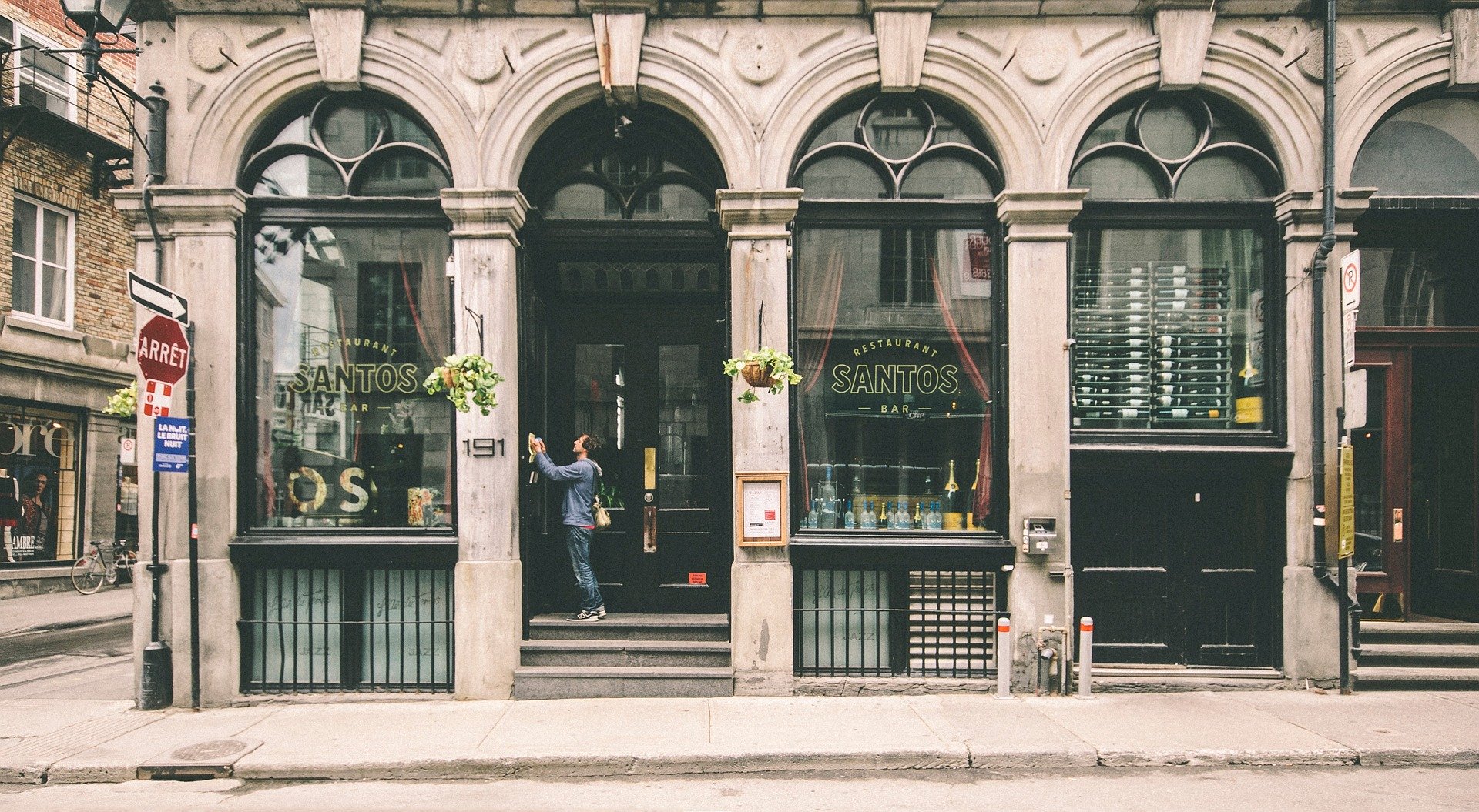 Vitrine urbaine magasin