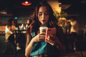 Femme buvant un café